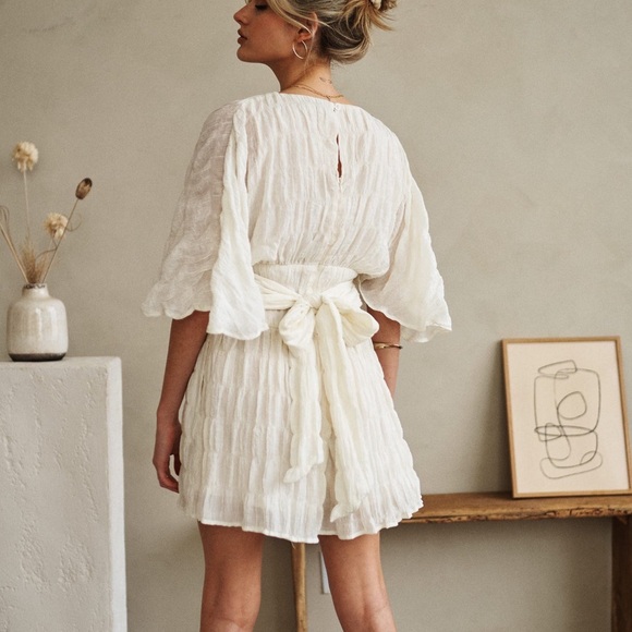 DAVI & DANI Pants - Davi & Dani White V Neck Romper with Batwing Sleeves and Belted Waist sz: XS NWT
